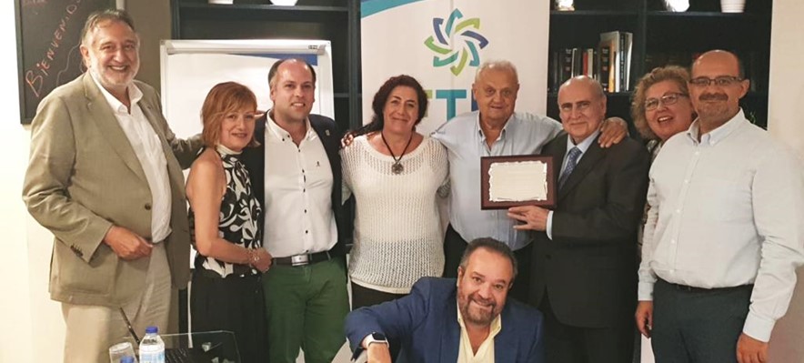 La Fundación Terapias Naturales entrega una placa de reconocimiento a D. Antonio Esteban Villalobos 